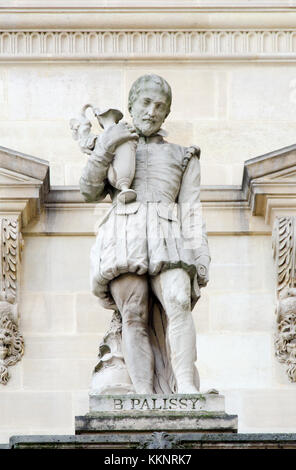 Parigi, Francia. Palais du Louvre. Statua nella cour Napoleon: Bernard Palissy (c. 1510 - c. 1589) Francesi Ugonotti potter, ingegnere idraulico e.... Foto Stock