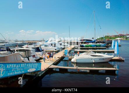 La Russia, San Pietroburgo. Barca yacht a vela di ormeggio strutture del Fiume Yacht Club su Petrovsky isola stabilita 1860 Foto Stock