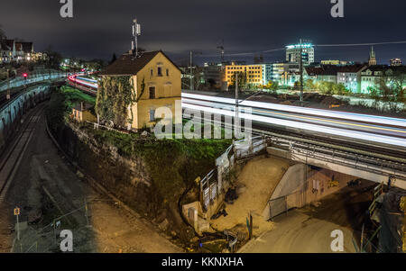 Casa abbandonata tra le rotaie Foto Stock