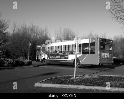 Tesco superstore extra, servizio autobus locale il trasporto di passeggeri per memorizzare Foto Stock