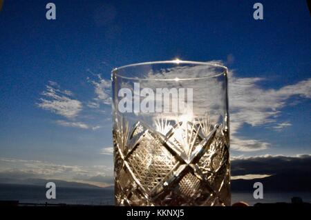 Cristal bicchiere di liquore con un milione di vale la pena di vista Foto Stock