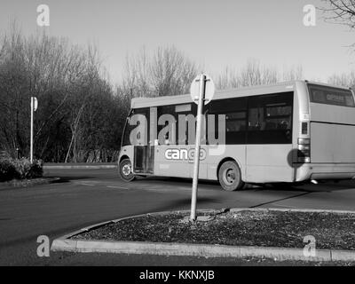 Tesco superstore extra, servizio autobus locale il trasporto di passeggeri per memorizzare Foto Stock