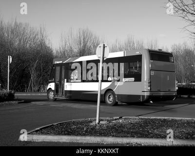 Tesco superstore extra, servizio autobus locale il trasporto di passeggeri per memorizzare Foto Stock