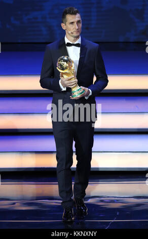 L'ex calciatore tedesco Miroslav Klose cammina sul palco con il Trofeo della Coppa del mondo durante la Coppa del mondo FIFA 2018 sortita al Cremlino di Mosca. ASSOCIAZIONE STAMPA Foto Data foto: Venerdì 1 dicembre 2017. Guarda la storia della PA COPPA del mondo DI CALCIO. Il credito fotografico dovrebbe essere: Nick Potts/PA Wire. Foto Stock