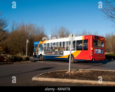 Tesco superstore extra, servizio autobus locale il trasporto di passeggeri per memorizzare Foto Stock