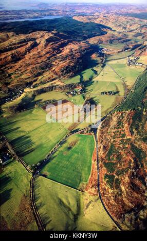 Vista aerea nord sopra Kilmartin Valley, vicino Crinan, Argyll, Scozia, che mostra molte importanti reperti preistorici siti archeologici Foto Stock