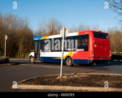 Tesco superstore extra, servizio autobus locale il trasporto di passeggeri per memorizzare Foto Stock