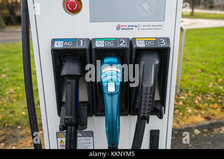Stazione di ricarica pubblica plug-in per auto elettriche Foto Stock