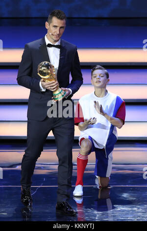 Ex calciatore tedesco Miroslav KLOSE passeggiate sul palco con la World Cup Trofeo durante il FIFA 2018 World Cup disegnare al Cremlino di Mosca. Premere associazione immagine fotografica data: venerdì 1 dicembre 2017. Vedere PA storia Mondiali di Calcio. Foto di credito dovrebbe leggere: Nick Potts/filo PA. Restrizione: solo uso editoriale. Nessuna trasmissione di suoni o immagini in movimento. Non utilizzare con qualsiasi unofficial i logo di terze parti. Nessuna modifica o regolazione di fotografie. Foto Stock