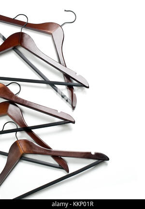 Legno di grucce per indumenti come simbolo di vendita isolato su bianco Foto Stock