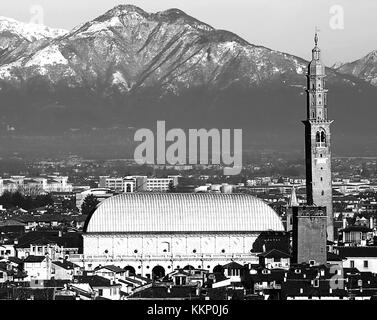 Inverno vista panoramica della città di Vicenza in Italia e il più famoso monumento chiamato basilica Palladiana e effetto bianco e nero e il summano moun Foto Stock