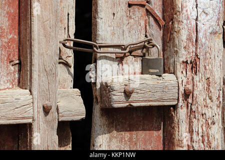 Un lucchetto e la catena su una vecchia porta di legno, Bundi Palace,l'India Foto Stock