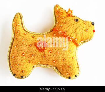 Anno nuovo giocattolo realizzato in tessuto e perline (yellow dog - simbolo del 2018) Foto Stock