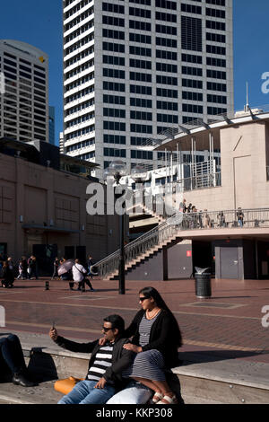 Giovane tenendo selfie Darling Harbour sydney New South Wales AUSTRALIA Foto Stock