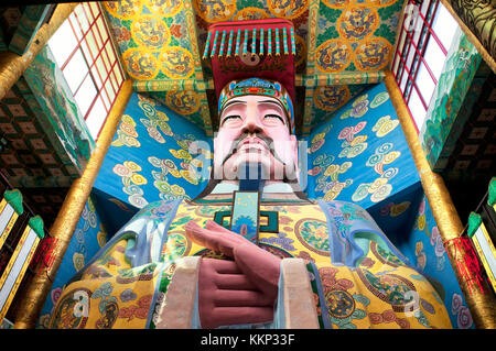 Un taoista di dio statua entro il cielo imperatore palace (lingxiao palace) su tre monte isola sul lago Tai o taihu a Wuxi cina nella provincia di Jiangsu. Foto Stock
