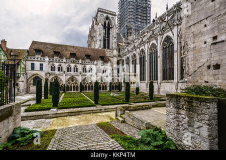 Il giardino della cattedrale di Notre Dame di Rouen Francia nella regione della Normandia Foto Stock