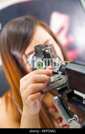La donna non identificato visione controlli da moderne attrezzature, gli occhi in esame ottico, in uno sfondo sfocato Foto Stock