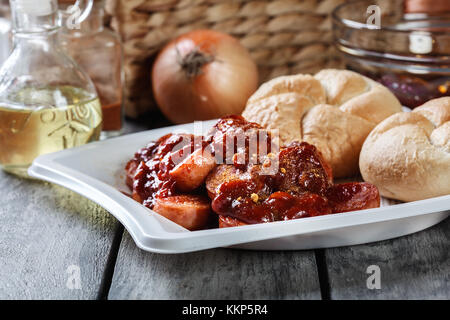 Deliziosi currywurst tedesco - pezzetti di salsiccia con salsa al curry e bun Foto Stock