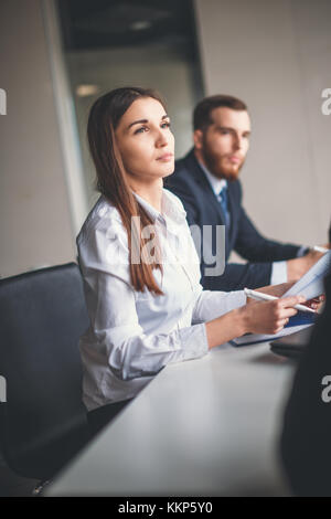 Gruppo giovani colleghi facendo grandi decisioni di business Foto Stock