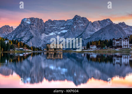 Vista al tramonto sul Lago Misurima con Sorapis gruppo montuoso in background, Misurina, Veneto, Italia Foto Stock