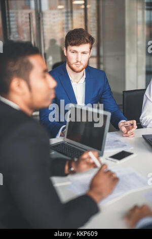 Gruppo giovani colleghi facendo grandi decisioni di business Foto Stock