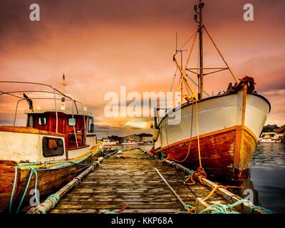 Fishermans Huts in ballstad, isole Lofoten in Norvegia. il pescatore case su palafitte sono chiamati rorbur. Foto Stock