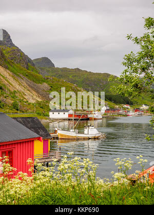 Fishermans Huts in ballstad, isole Lofoten in Norvegia. il pescatore case su palafitte sono chiamati rorbur. Foto Stock