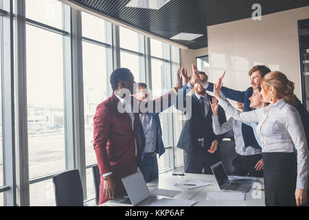 Allegro giovane gente di affari dando ad alta cinque Foto Stock