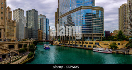 Chicago River e lo skyline da Michigan Avenue bridge Foto Stock