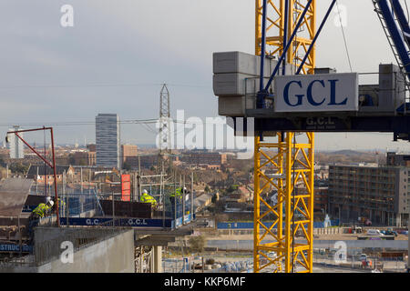 Lavoratori edili in altezza sulla costruzione nella città di Londra lo sviluppo insulare Foto Stock