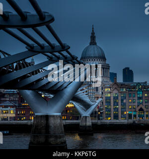 Luce della sera sul Millennium Bridge e alla cattedrale di St Paul, Londra. Foto Stock