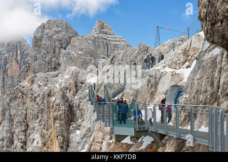 Austriaco monti Dachstein con gli escursionisti il passaggio di una corda skywalk bridge Foto Stock