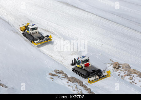 Dachstein Montagna in Austria con il gatto delle nevi con macchine per la preparazione delle piste da sci Foto Stock