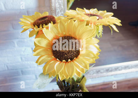 Sfondo di colore giallo girasole artificiale Fiori per home . incredibile fiore di argilla, prodotto a mano per home decor, girasole bouquet fiorisce in yell Foto Stock