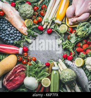 Varie sano equilibrio organico ingredienti alimentari : verdure, pesce, carne, pollo,frutti e bacche, succhi di frutta bevande sul cemento grigio Sfondo , Foto Stock