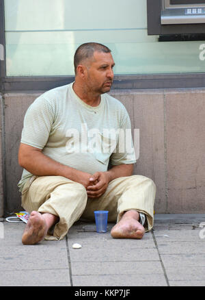 Strasburgo, Francia - luglio 7, 2012: una persona disabile chiede soldi in prossimità dell'ATM. Solo editoriale. Foto Stock