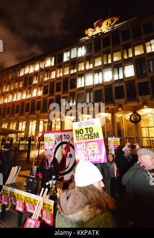 Le persone prendono parte a una manifestazione di protesta organizzata da Stand fino al razzismo al di fuori dell'Ambasciata americana a Londra dopo Donald Trump shared anti-Musulmano video pubblicato online da parte del gruppo di estrema destra prima la Gran Bretagna. Foto Stock