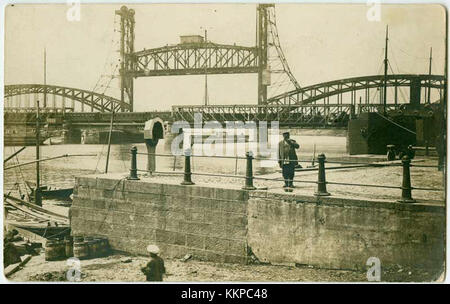 I ponti ferroviari di Rostov sono una serie di ponti ferroviari vitali a Rostov-sul-Don, in Russia, che facilitano il trasporto attraverso il fiume Don. Questi ponti svolgono un ruolo significativo nella rete ferroviaria regionale, sostenendo sia il trasporto passeggeri che quello merci. Foto Stock