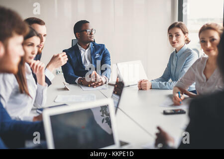 Capo titolo una riunione aziendale con i partner Foto Stock