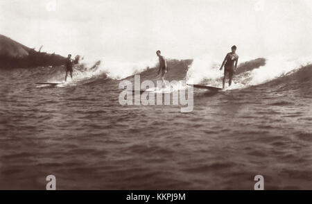 Foto d'epoca dei surfisti a Honolulu, territorio delle Hawaii, c1930. Foto Stock