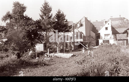 Questo titolo si riferisce a un'area storica conosciuta come "Prostor ob sedanji Ulici ob jarku" nel 1960, che mostra un periodo significativo nello sviluppo urbano, concentrandosi sui cambiamenti architettonici e sull'ambiente dell'epoca. Foto Stock