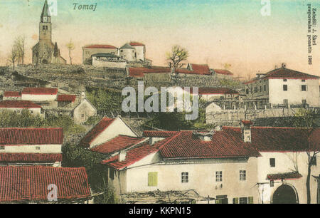 Una cartolina d'epoca del 1909 raffigurante Tomaj, una piccola città della Slovenia. La cartolina cattura le caratteristiche storiche e la vita locale durante i primi anni del XX secolo, offrendo uno sguardo al passato della regione. Foto Stock