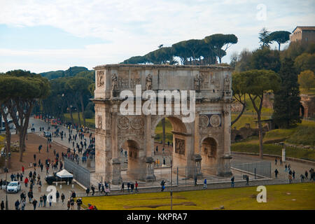 L'Arco di Costantino è un arco trionfale a Roma situato tra il Colosseo e il Colle Palatino. Eretto nel 312 dal Senato romano. Foto Stock