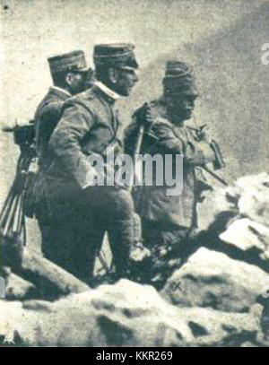 Re Vittorio Emanuele III d'Italia è raffigurato in prima linea nella regione Trentino-alto Adige durante la prima guerra mondiale, in particolare nelle posizioni avanzate vicino alle fortificazioni tridentine, dimostrando il suo ruolo nelle operazioni militari. Foto Stock
