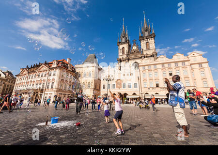 Czechia, Praga, città vecchia, Piazza della Città Vecchia, Chiesa di nostra Signora di fronte a Týn, artista di strada, bolle di sapone giganti Foto Stock