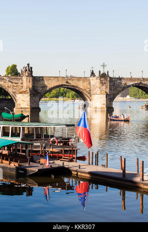 Cechia, Praga, moldava, Charles Bridge, escursione imbarcazioni,, bandiera CECA Foto Stock