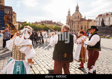 Czechia, Praga, città vecchia, Piazza della Città Vecchia, spazio, musicista di strada, costume tradizionale, musica boema, folklore Foto Stock