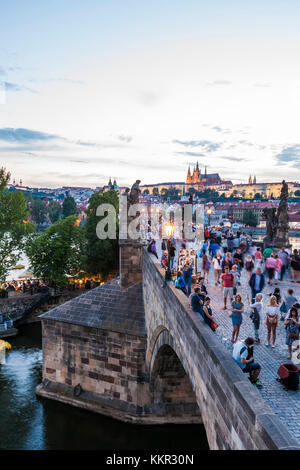 Cechia, Praga, moldava, turisti sul Ponte Carlo, Hradcany, hrad, castello Foto Stock