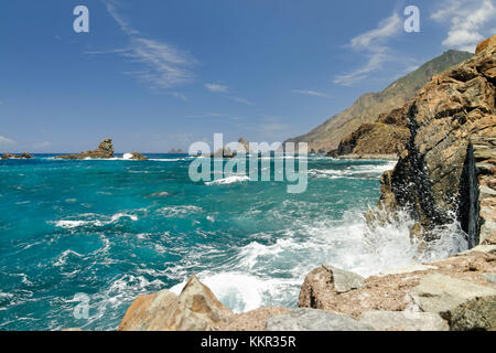 Costa, mare, surf, montagne Anaga, Tenerife, Isole Canarie, Spagna Foto Stock