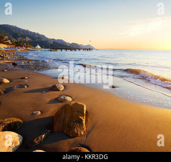 Il pittoresco paesaggio marino del Mediterraneo in Turchia. sunrise colorati in una piccola baia vicino al villaggio di tekirova, distretto di kemer, provincia di Antalya Foto Stock